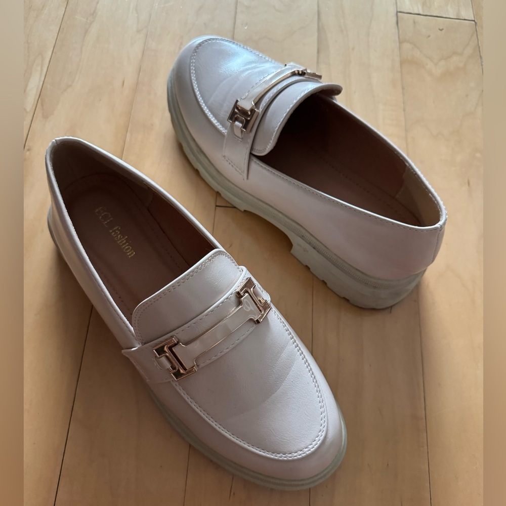 Beige pink leather loafers